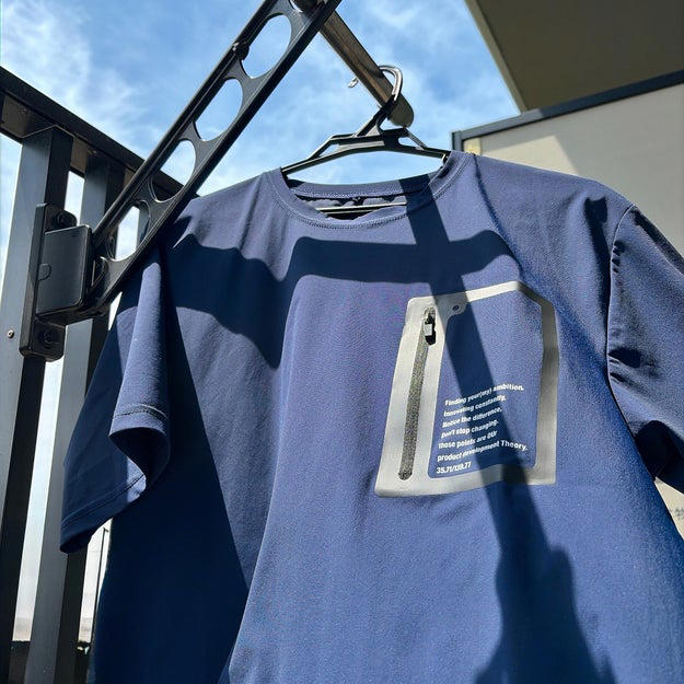 シンプルでスポーティなデザインのTシャツ。, 接触冷感で涼しさが続く。, ストレッチが効いて動きやすい。, 機能性とコスパの良さを兼ね備えたTシャツです。