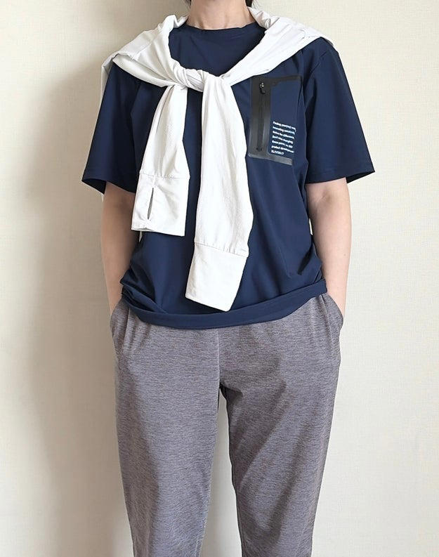 シンプルでスポーティなデザインのTシャツ。, 接触冷感で涼しさが続く。, ストレッチが効いて動きやすい。, 機能性とコスパの良さを兼ね備えたTシャツです。