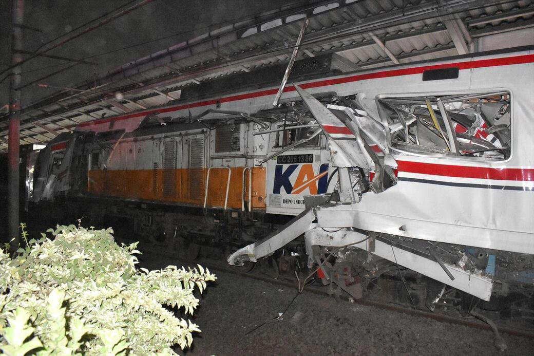 きっかけは踏切事故, 10時間に及んだ救出活動, 衝突直前までブレーキなし？, 保安装置未整備に触れない「公式見解」, 「イノシシがウサギに体当たりしたようなもの」, 日本式保安装置の導入検討も, 日本の安全性を今こそ生かすとき
