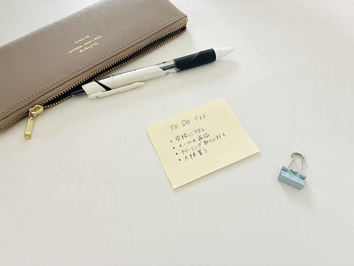 書類をまとめるだけじゃない！ダブルクリップの活用法3つ, ①写真立てを壁にかける, ②ビニール紐を取り出しやすく, ③メモ紙を立てる