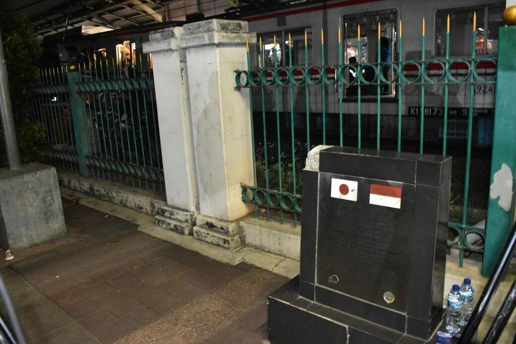 きっかけは踏切事故, 10時間に及んだ救出活動, 衝突直前までブレーキなし？, 保安装置未整備に触れない「公式見解」, 「イノシシがウサギに体当たりしたようなもの」, 日本式保安装置の導入検討も, 日本の安全性を今こそ生かすとき