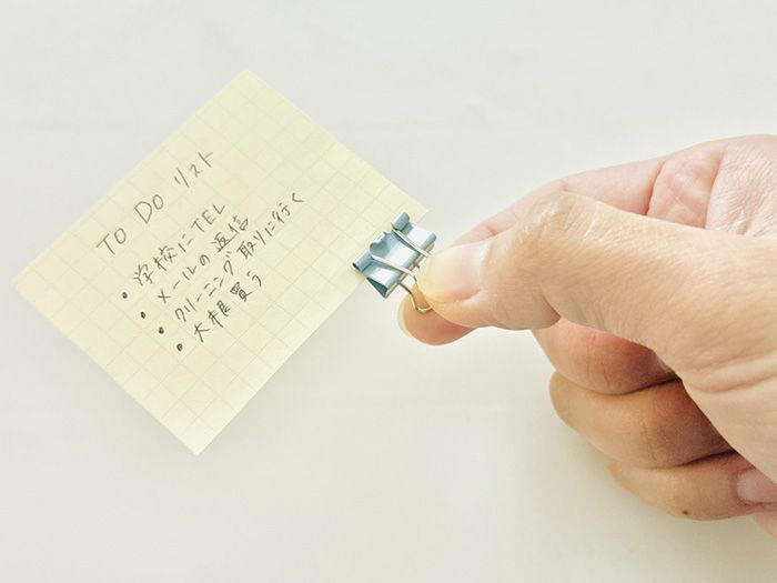 書類をまとめるだけじゃない！ダブルクリップの活用法3つ, ①写真立てを壁にかける, ②ビニール紐を取り出しやすく, ③メモ紙を立てる