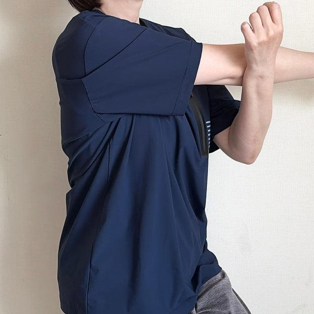 シンプルでスポーティなデザインのTシャツ。, 接触冷感で涼しさが続く。, ストレッチが効いて動きやすい。, 機能性とコスパの良さを兼ね備えたTシャツです。