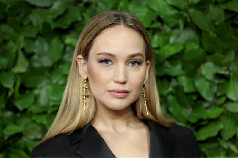 What are hooded eyes?, Get the eyeshadow placement right, Keep your eyeliner understated, Focus on lift, not drama, Go for matte over shimmer