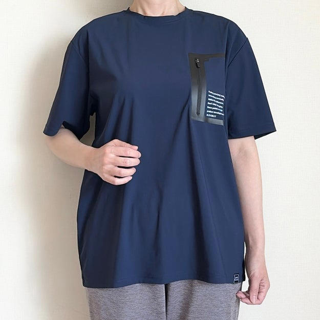 シンプルでスポーティなデザインのTシャツ。, 接触冷感で涼しさが続く。, ストレッチが効いて動きやすい。, 機能性とコスパの良さを兼ね備えたTシャツです。