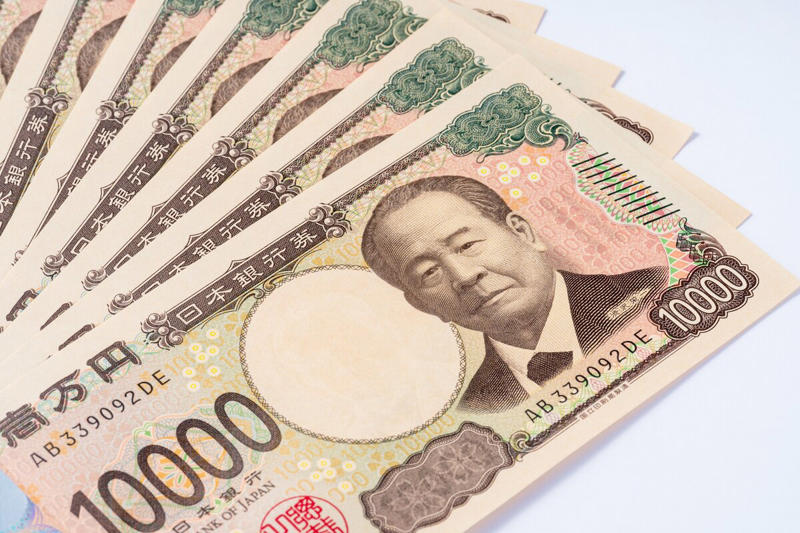 2026年度の老齢基礎年金は満額で月7万608円へ増額！夫婦2人分の標準的な年金額も解説, 老齢年金生活者支援給付金も改定！基準額は月5620円へ, 障害基礎年金は1級で年額105万9125円に。子の加算額や対象となる障害についても確認, 障害年金生活者支援給付金の支給額はいくら？, 遺族基礎年金は年額84万7300円に子の加算額。のこされた家族を支える制度の改定点をチェック, 遺族年金生活者支援給付金の概要, 6月上旬に届く「年金額改定通知書」で確認すべき3つのポイント