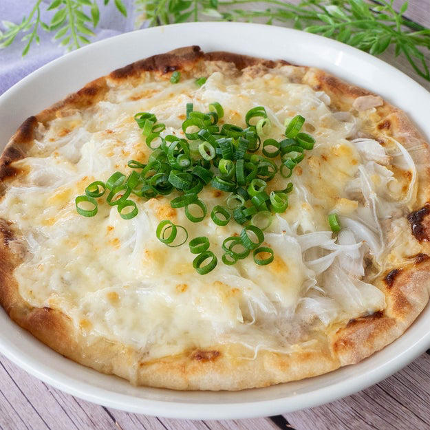 新玉ねぎとツナのピザ, 【新玉ねぎでこれ作らないのはもったいない】今の時期リピート確定！新玉ねぎとツナのピザ, 塩サバの新玉ねぎ香味だれがけ, 塩サバ×新玉ねぎの香味だれで箸が止まらない！おかずにもおつまみにもおすすめの絶品レシピ, 新玉ねぎのポン酢しょうゆ漬け, 【家にある新玉ねぎは全部これにして】パクパク食べられるさっぱり副菜！新玉ねぎのポン酢しょうゆ漬けレシピ, 動画もチェック！新玉ねぎのスープ