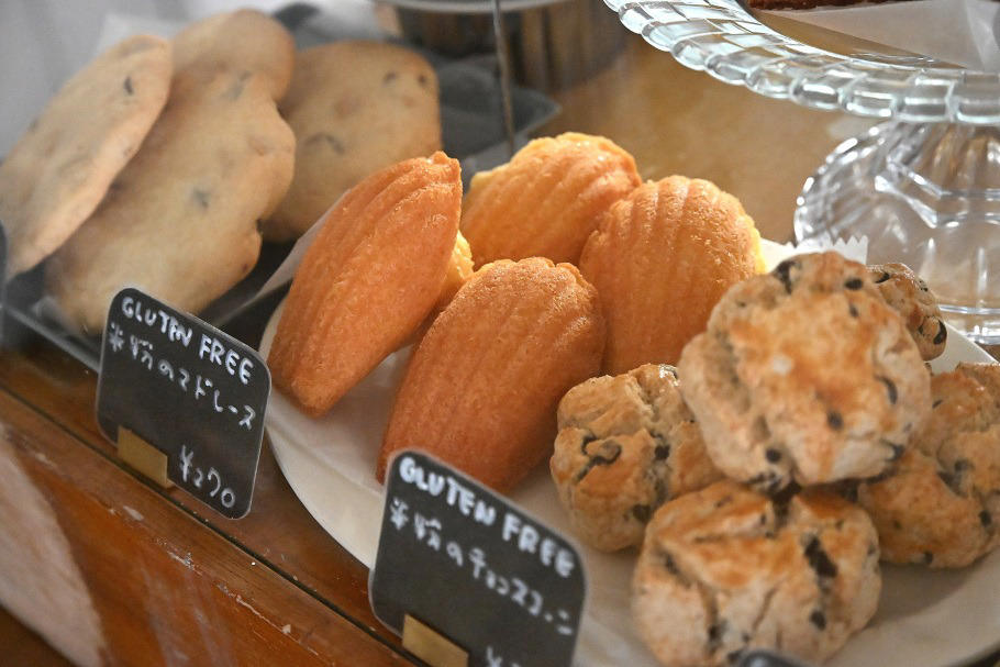 都会の喧騒を忘れる、中津の路地裏の“棲み家”, 「体質的に食べられない人」に寄り添う、全品グルテンフリーのこだわり, 「米粉＝もっちり」だけじゃない。驚きと幸福感に満ちたおやつ, 誰もが同じ「おいしい」を囲める、中津の止まり木