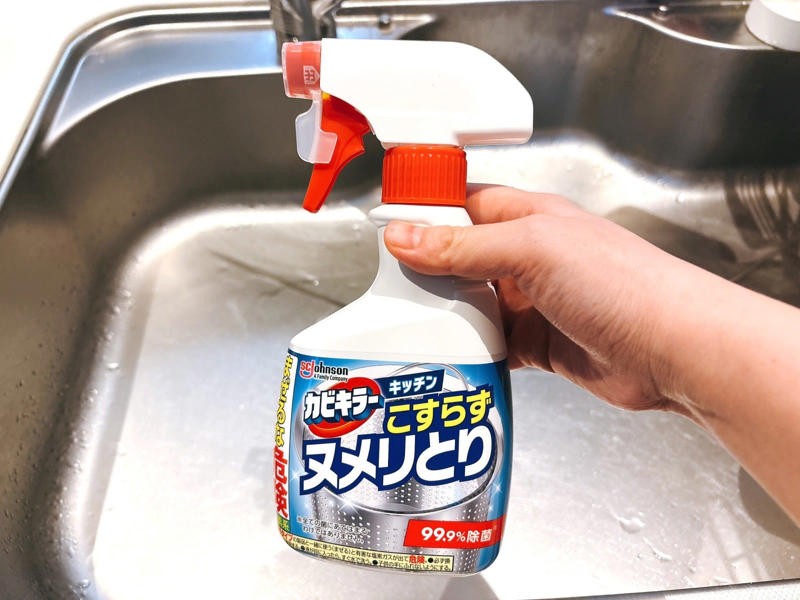 手順1．ステンレスシンクに「カビキラー こすらずヌメリとり」をスプレーします, 手順2．塗り広げたら5分ほど時間を置きます, 手順3．水でしっかりと洗い流します, 手順4．布で仕上げ拭きをします