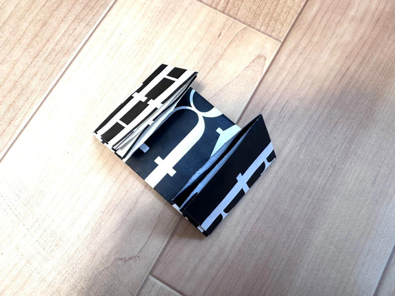 1.長方形に切り取る, 3.2回半分に折る, 5.角を切り落とす, 6.広げて両面テープを貼る, 8.リボンを結んでギフトバッグに