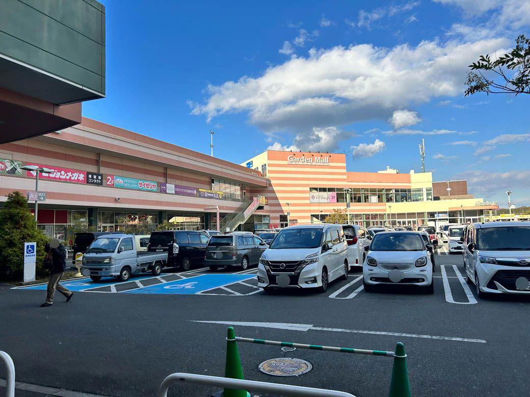 閑散とするエリア、空き区画、賑わうエリアが混在, 回遊性が生まれていない, 最初から空き区画が存在した, オープンから1年足らずで運営会社が破綻, 廃墟化した4つの要因