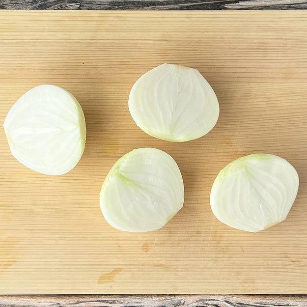 焼肉のたれで新玉ねぎのステーキ, 作り方：① 新玉ねぎは皮をむき、根元を残したまま半分に切る。, ② ①を耐熱容器にのせてふんわりとラップをかけ、600Wの電子レンジで5分ほど加熱する。, ③ フライパンにバターを入れて弱火で溶かし、②の切った面を下にしてこんがりときつね色になるまで焼く。, ④ ③に焼肉のたれを回し入れ、焼き絡める。お好みでパセリを散らしたら、完成！, 💡おいしく作るポイントは……, 新玉ねぎを使ったほかの人気レシピもチェック！