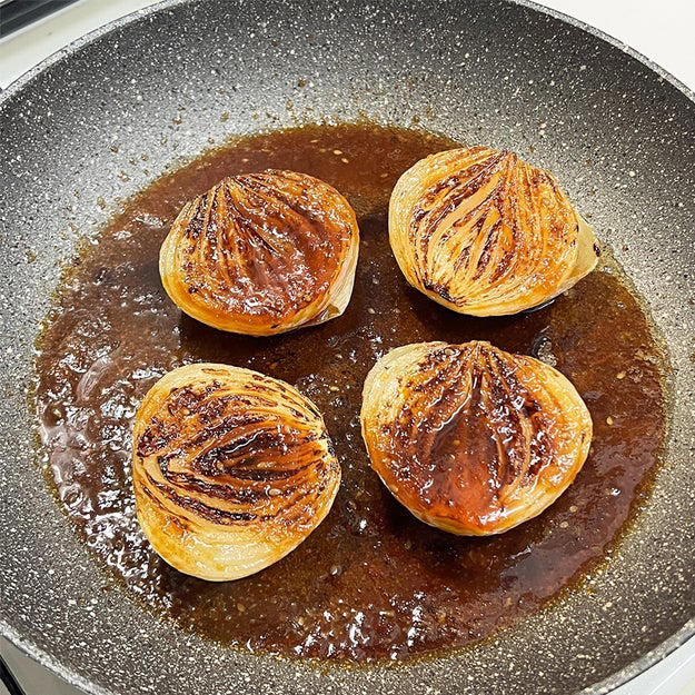 焼肉のたれで新玉ねぎのステーキ, 作り方：① 新玉ねぎは皮をむき、根元を残したまま半分に切る。, ② ①を耐熱容器にのせてふんわりとラップをかけ、600Wの電子レンジで5分ほど加熱する。, ③ フライパンにバターを入れて弱火で溶かし、②の切った面を下にしてこんがりときつね色になるまで焼く。, ④ ③に焼肉のたれを回し入れ、焼き絡める。お好みでパセリを散らしたら、完成！, 💡おいしく作るポイントは……, 新玉ねぎを使ったほかの人気レシピもチェック！