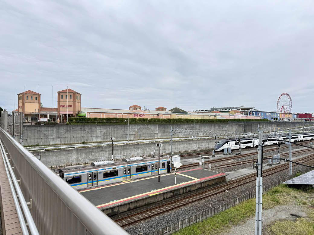 閑散とするエリア、空き区画、賑わうエリアが混在, 回遊性が生まれていない, 最初から空き区画が存在した, オープンから1年足らずで運営会社が破綻, 廃墟化した4つの要因