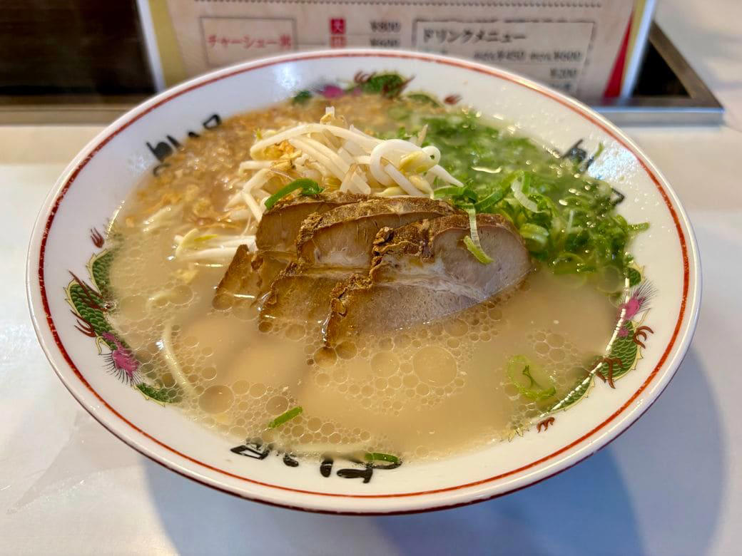 「名物」にはよく食べるものと、そうでないものが, 福岡人からは不評？の鹿児島ラーメン, 「黒牛」「黒豚」はめったに食べないご馳走, とんかつは普段も食べる肉料理, 夏祭りのヒヨコ、祖父から「夕べ食べたがね」, 「熊本発祥」の饅頭に行列をつくる