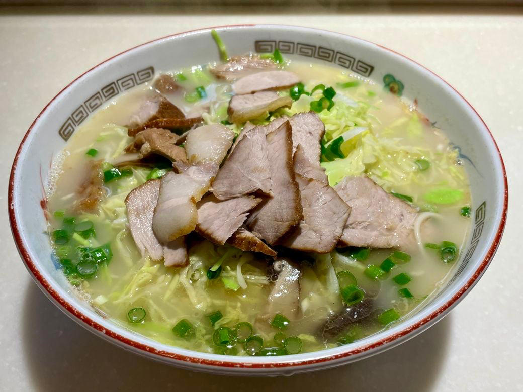 「名物」にはよく食べるものと、そうでないものが, 福岡人からは不評？の鹿児島ラーメン, 「黒牛」「黒豚」はめったに食べないご馳走, とんかつは普段も食べる肉料理, 夏祭りのヒヨコ、祖父から「夕べ食べたがね」, 「熊本発祥」の饅頭に行列をつくる