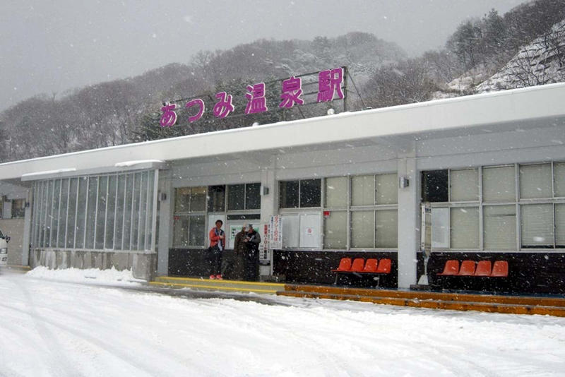 全国初となる定期「貨客混載」輸送, 広大な鶴岡市の地域事情, メンテナンスコストの重圧, 「運べるものは運ぶ」物流モデルの転換