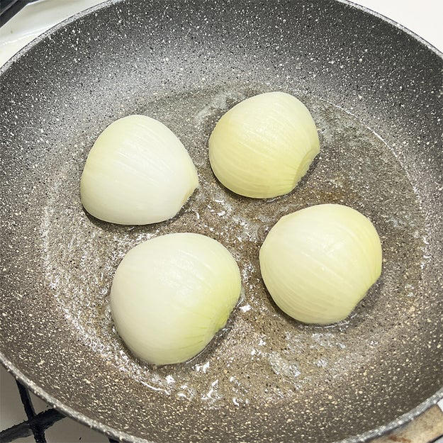 焼肉のたれで新玉ねぎのステーキ, 作り方：① 新玉ねぎは皮をむき、根元を残したまま半分に切る。, ② ①を耐熱容器にのせてふんわりとラップをかけ、600Wの電子レンジで5分ほど加熱する。, ③ フライパンにバターを入れて弱火で溶かし、②の切った面を下にしてこんがりときつね色になるまで焼く。, ④ ③に焼肉のたれを回し入れ、焼き絡める。お好みでパセリを散らしたら、完成！, 💡おいしく作るポイントは……, 新玉ねぎを使ったほかの人気レシピもチェック！