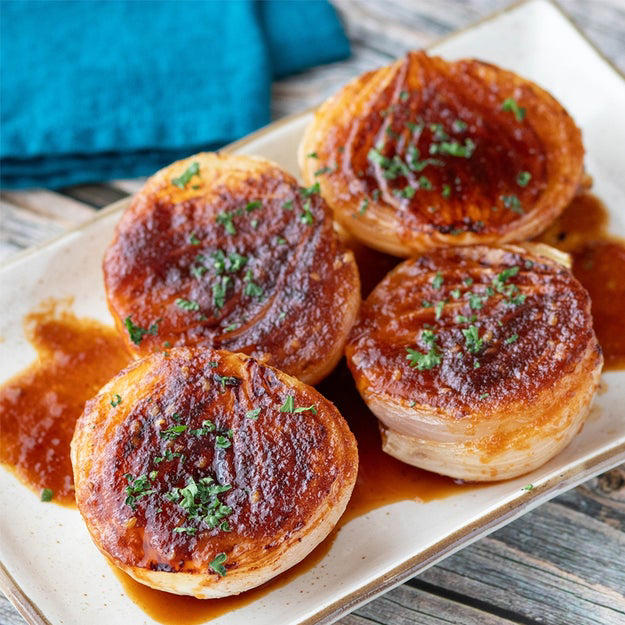 焼肉のたれで新玉ねぎのステーキ, 作り方：① 新玉ねぎは皮をむき、根元を残したまま半分に切る。, ② ①を耐熱容器にのせてふんわりとラップをかけ、600Wの電子レンジで5分ほど加熱する。, ③ フライパンにバターを入れて弱火で溶かし、②の切った面を下にしてこんがりときつね色になるまで焼く。, ④ ③に焼肉のたれを回し入れ、焼き絡める。お好みでパセリを散らしたら、完成！, 💡おいしく作るポイントは……, 新玉ねぎを使ったほかの人気レシピもチェック！