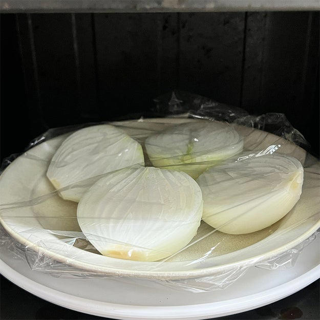 焼肉のたれで新玉ねぎのステーキ, 作り方：① 新玉ねぎは皮をむき、根元を残したまま半分に切る。, ② ①を耐熱容器にのせてふんわりとラップをかけ、600Wの電子レンジで5分ほど加熱する。, ③ フライパンにバターを入れて弱火で溶かし、②の切った面を下にしてこんがりときつね色になるまで焼く。, ④ ③に焼肉のたれを回し入れ、焼き絡める。お好みでパセリを散らしたら、完成！, 💡おいしく作るポイントは……, 新玉ねぎを使ったほかの人気レシピもチェック！