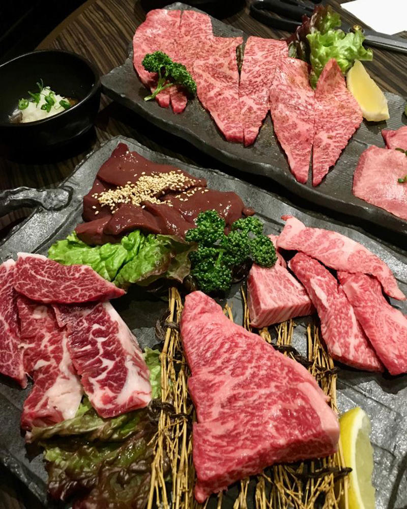 「名物」にはよく食べるものと、そうでないものが, 福岡人からは不評？の鹿児島ラーメン, 「黒牛」「黒豚」はめったに食べないご馳走, とんかつは普段も食べる肉料理, 夏祭りのヒヨコ、祖父から「夕べ食べたがね」, 「熊本発祥」の饅頭に行列をつくる