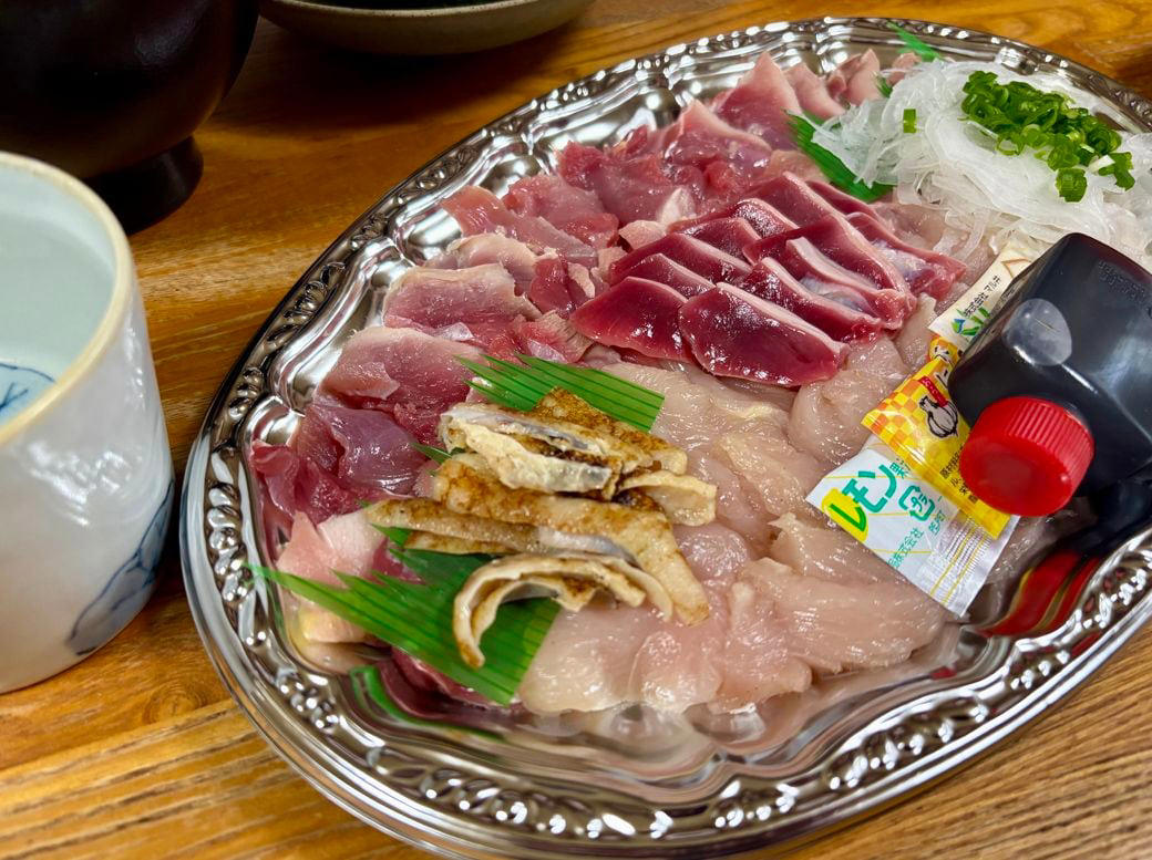 「名物」にはよく食べるものと、そうでないものが, 福岡人からは不評？の鹿児島ラーメン, 「黒牛」「黒豚」はめったに食べないご馳走, とんかつは普段も食べる肉料理, 夏祭りのヒヨコ、祖父から「夕べ食べたがね」, 「熊本発祥」の饅頭に行列をつくる