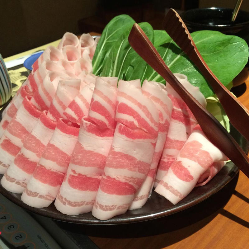 「名物」にはよく食べるものと、そうでないものが, 福岡人からは不評？の鹿児島ラーメン, 「黒牛」「黒豚」はめったに食べないご馳走, とんかつは普段も食べる肉料理, 夏祭りのヒヨコ、祖父から「夕べ食べたがね」, 「熊本発祥」の饅頭に行列をつくる