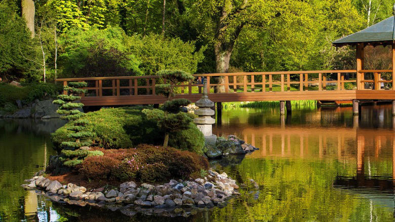 Datsuzoku: the magic of surprise Koko: the austere beauty of maturity, Kanso: simplicity, Shizen: authentic naturalness, Fukinsei: asymmetry, Yugen: subtle hints at mystery, Datsuzoku: the magic of surprise, Seijaku: quietude and solitude, Types of Japanese gardens: the courtyard garden, Types of Japanese gardens: the tea garden, Elements of the garden: stone, Elements of the garden: water, Elements of the garden: plants, Garden tips: limit your palette, Garden tips: the path is the destination, Garden tips: the mystery is the message, Garden tips: model only the best of the natural world, Garden tips: use overlapping shapes and elements, Garden tips: mimic the landscape, Garden tips: use native plants natively