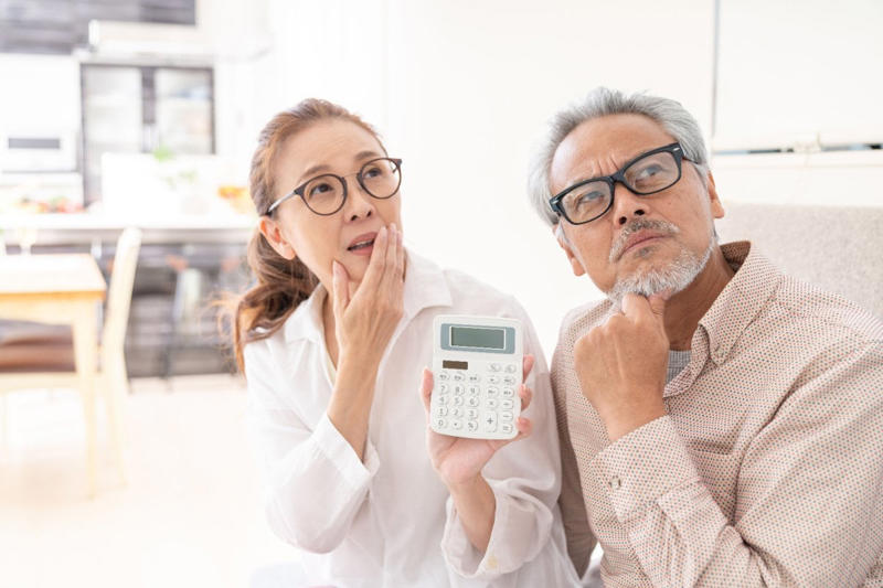 年金だけで生活できるシニアは「約4割」, 65歳以上の夫婦世帯の家計収支, シニア夫婦世帯のリアルな貯蓄額, 老後生活に向けてどう備えるべき？