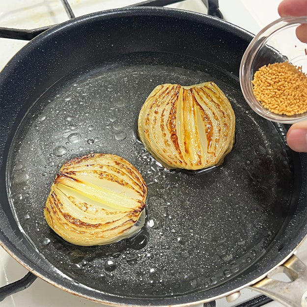 新玉ねぎだけのスープ, 作り方：① 新玉ねぎは皮をむき、根元を残したまま半分に切る。, ② ①を耐熱容器にのせてふんわりとラップをかけ、600Wの電子レンジで4分ほど加熱する。, ③ フライパンにオリーブオイルを引いて中火で加熱し、②の切った面を下にしてこんがりときつね色になるまで焼く。, ④ ③に【A】を入れてひと煮立ちさせる。器に盛り、パセリをかけたら、完成！, 💡おいしく作るポイントは……, 動画でほかの人気レシピもチェック！