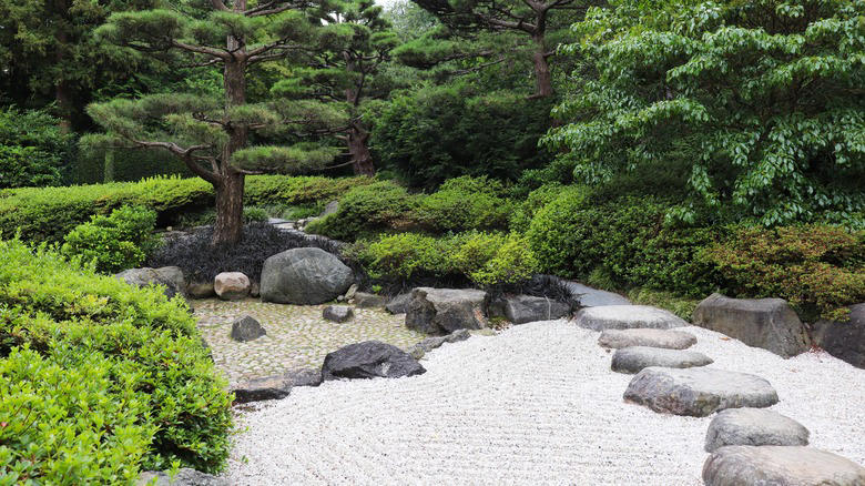 Elements of the garden: stone Koko: the austere beauty of maturity, Kanso: simplicity, Shizen: authentic naturalness, Fukinsei: asymmetry, Yugen: subtle hints at mystery, Datsuzoku: the magic of surprise, Seijaku: quietude and solitude, Types of Japanese gardens: the courtyard garden, Types of Japanese gardens: the tea garden, Elements of the garden: stone, Elements of the garden: water, Elements of the garden: plants, Garden tips: limit your palette, Garden tips: the path is the destination, Garden tips: the mystery is the message, Garden tips: model only the best of the natural world, Garden tips: use overlapping shapes and elements, Garden tips: mimic the landscape, Garden tips: use native plants natively