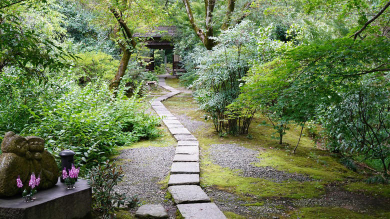 Garden tips: model only the best of the natural world Koko: the austere beauty of maturity, Kanso: simplicity, Shizen: authentic naturalness, Fukinsei: asymmetry, Yugen: subtle hints at mystery, Datsuzoku: the magic of surprise, Seijaku: quietude and solitude, Types of Japanese gardens: the courtyard garden, Types of Japanese gardens: the tea garden, Elements of the garden: stone, Elements of the garden: water, Elements of the garden: plants, Garden tips: limit your palette, Garden tips: the path is the destination, Garden tips: the mystery is the message, Garden tips: model only the best of the natural world, Garden tips: use overlapping shapes and elements, Garden tips: mimic the landscape, Garden tips: use native plants natively