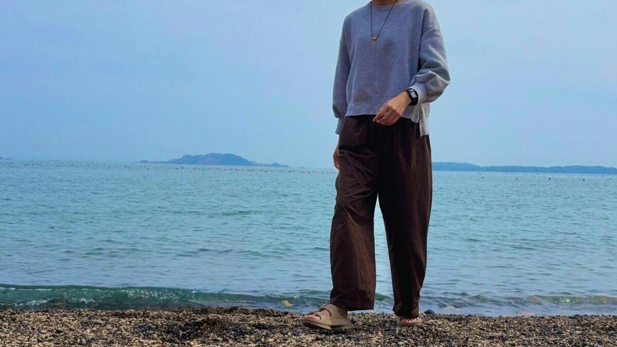 平日はワンピース1択。朝の「なに着よう」を手放した, 土日は動きやすさ優先。子どもと過ごす日の服も決めておく, 服を減らしたら、家事も気持ちもラクに, 「たくさんもつ安心感」より、「迷わない心地よさ」