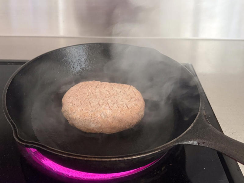 ①「オリジナル」｜1枚57円の衝撃！肉肉しさを活かしたロコモコ丼が最高, ②「チーズイン」｜贅沢度No.1！とろける濃厚チーズはトマトソースと相性抜群, ③「ポテトイン」｜意外なローカロリー！軽やかさを活かしたハンバーグサンド, まとめ｜毎日でも飽きないコスパの神。大容量ゆえの注意点は？