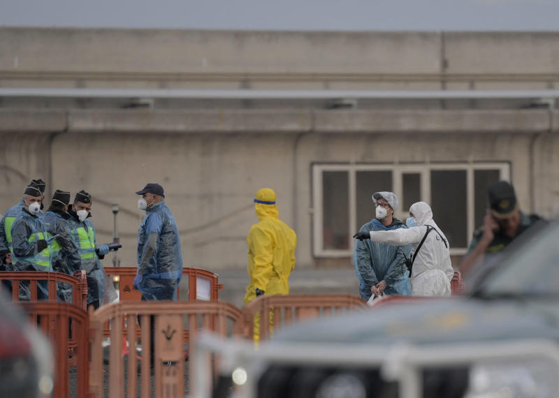 US passengers depart the stricken MV Hondius to quarantine in Nebraska