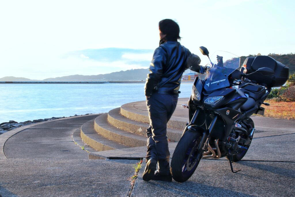 バイクにちょうどいいクーラーボックスの選び方, バイクの積載制限を調べる, ソフトタイプかハードタイプか, ボックス型かトートバック型か, ソフトボックス型のおすすめバイク用クーラーボックス, ①DOD（ディーオーディー）ソフトくらこ 10L, ②THERMOS（サーモス）ソフトクーラー15L, ③ロゴス ハイパー氷点下クーラーM, ④CAPTAIN STAG（キャプテンスタッグ）スーパーコールドクーラーバック12L, ⑤THE NORTH FACE（ザ・ノースフェイス）フィルデンスクーラー12L, ソフトトートバッグ型のおすすめバイク用クーラーボックス, ①AO Coolers（エーオークーラーズ）キャンパスソフトクーラー12パック, ②ALBATRE（アルバートル）ソフトクーラー18L, ③CAPTAIN STAG（キャプテンスタッグ）デリスシルバートートクーラーバッグ10L, ④Oregonian camper（オレゴニアンキャンパー）クーラーキューブバッグ15, ハードタイプのおすすめバイク用クーラーボックス, ①SHIMANO（シマノ）フィクセルライトRS, ②Igloo BMXクーラーボックス25QT, ③STANLEY（スタンレー）クーラーボックス15.1L, バイクにクーラーボックスを乗せるときのポイント, すべり止めシートを使う, ベルト・ロープ・ネットでしっかり固定する, バイクに積載しやすいクーラーボックスを選んで快適な旅をしよう！