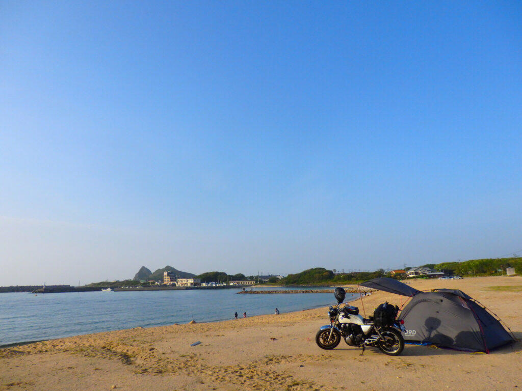 バイクにちょうどいいクーラーボックスの選び方, バイクの積載制限を調べる, ソフトタイプかハードタイプか, ボックス型かトートバック型か, ソフトボックス型のおすすめバイク用クーラーボックス, ①DOD（ディーオーディー）ソフトくらこ 10L, ②THERMOS（サーモス）ソフトクーラー15L, ③ロゴス ハイパー氷点下クーラーM, ④CAPTAIN STAG（キャプテンスタッグ）スーパーコールドクーラーバック12L, ⑤THE NORTH FACE（ザ・ノースフェイス）フィルデンスクーラー12L, ソフトトートバッグ型のおすすめバイク用クーラーボックス, ①AO Coolers（エーオークーラーズ）キャンパスソフトクーラー12パック, ②ALBATRE（アルバートル）ソフトクーラー18L, ③CAPTAIN STAG（キャプテンスタッグ）デリスシルバートートクーラーバッグ10L, ④Oregonian camper（オレゴニアンキャンパー）クーラーキューブバッグ15, ハードタイプのおすすめバイク用クーラーボックス, ①SHIMANO（シマノ）フィクセルライトRS, ②Igloo BMXクーラーボックス25QT, ③STANLEY（スタンレー）クーラーボックス15.1L, バイクにクーラーボックスを乗せるときのポイント, すべり止めシートを使う, ベルト・ロープ・ネットでしっかり固定する, バイクに積載しやすいクーラーボックスを選んで快適な旅をしよう！