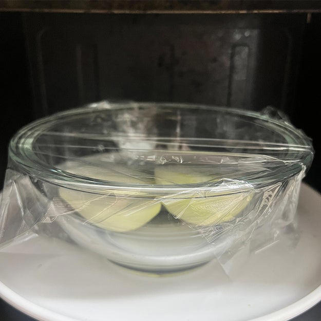 新玉ねぎだけのスープ, 作り方：① 新玉ねぎは皮をむき、根元を残したまま半分に切る。, ② ①を耐熱容器にのせてふんわりとラップをかけ、600Wの電子レンジで4分ほど加熱する。, ③ フライパンにオリーブオイルを引いて中火で加熱し、②の切った面を下にしてこんがりときつね色になるまで焼く。, ④ ③に【A】を入れてひと煮立ちさせる。器に盛り、パセリをかけたら、完成！, 💡おいしく作るポイントは……, 動画でほかの人気レシピもチェック！