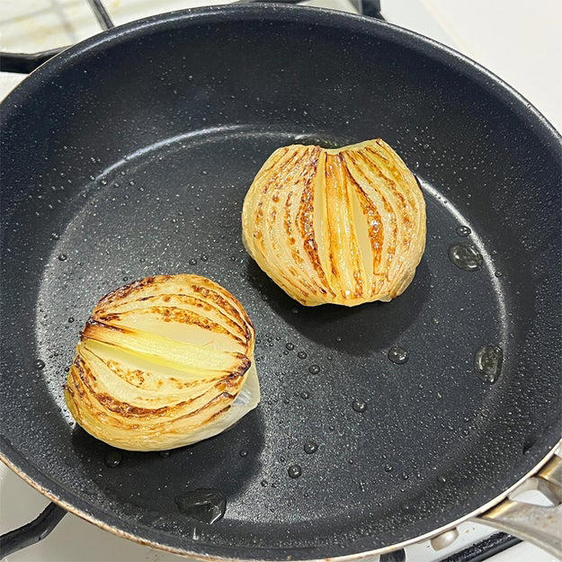 新玉ねぎだけのスープ, 作り方：① 新玉ねぎは皮をむき、根元を残したまま半分に切る。, ② ①を耐熱容器にのせてふんわりとラップをかけ、600Wの電子レンジで4分ほど加熱する。, ③ フライパンにオリーブオイルを引いて中火で加熱し、②の切った面を下にしてこんがりときつね色になるまで焼く。, ④ ③に【A】を入れてひと煮立ちさせる。器に盛り、パセリをかけたら、完成！, 💡おいしく作るポイントは……, 動画でほかの人気レシピもチェック！