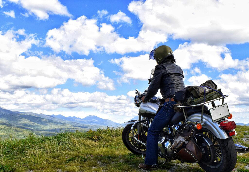 バイクにちょうどいいクーラーボックスの選び方, バイクの積載制限を調べる, ソフトタイプかハードタイプか, ボックス型かトートバック型か, ソフトボックス型のおすすめバイク用クーラーボックス, ①DOD（ディーオーディー）ソフトくらこ 10L, ②THERMOS（サーモス）ソフトクーラー15L, ③ロゴス ハイパー氷点下クーラーM, ④CAPTAIN STAG（キャプテンスタッグ）スーパーコールドクーラーバック12L, ⑤THE NORTH FACE（ザ・ノースフェイス）フィルデンスクーラー12L, ソフトトートバッグ型のおすすめバイク用クーラーボックス, ①AO Coolers（エーオークーラーズ）キャンパスソフトクーラー12パック, ②ALBATRE（アルバートル）ソフトクーラー18L, ③CAPTAIN STAG（キャプテンスタッグ）デリスシルバートートクーラーバッグ10L, ④Oregonian camper（オレゴニアンキャンパー）クーラーキューブバッグ15, ハードタイプのおすすめバイク用クーラーボックス, ①SHIMANO（シマノ）フィクセルライトRS, ②Igloo BMXクーラーボックス25QT, ③STANLEY（スタンレー）クーラーボックス15.1L, バイクにクーラーボックスを乗せるときのポイント, すべり止めシートを使う, ベルト・ロープ・ネットでしっかり固定する, バイクに積載しやすいクーラーボックスを選んで快適な旅をしよう！
