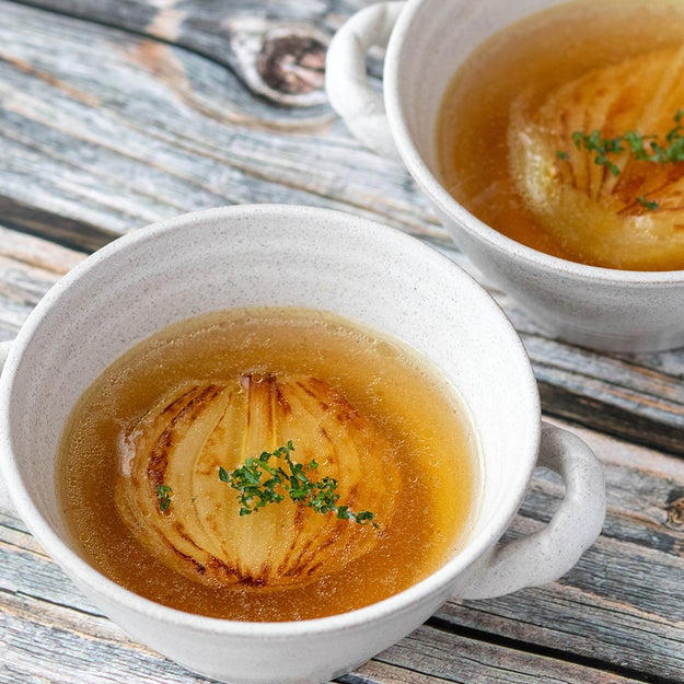 新玉ねぎだけのスープ, 作り方：① 新玉ねぎは皮をむき、根元を残したまま半分に切る。, ② ①を耐熱容器にのせてふんわりとラップをかけ、600Wの電子レンジで4分ほど加熱する。, ③ フライパンにオリーブオイルを引いて中火で加熱し、②の切った面を下にしてこんがりときつね色になるまで焼く。, ④ ③に【A】を入れてひと煮立ちさせる。器に盛り、パセリをかけたら、完成！, 💡おいしく作るポイントは……, 動画でほかの人気レシピもチェック！