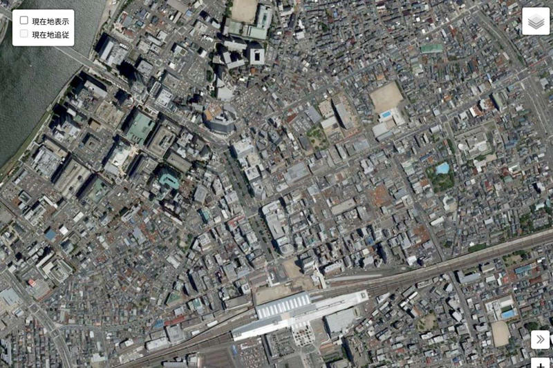 新潟駅前再編が映す交通政策の摩擦, 軌道系不在と代替なきバス依存の構造, 分散型産業とバイパス網が生む非集約, 役割過多と専用路欠如によるBRTの限界, 拠点接続を狙う「にいがた2km」の構想, 車社会と公共空間が補完し合う都市の姿