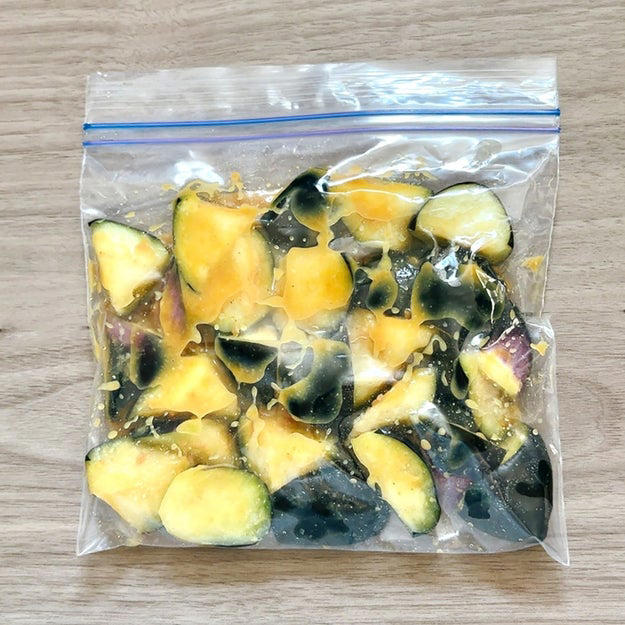 なすのからしみそ漬け, 作り方：① なすに塩を振り、しんなりしたら水気を絞る。, ② 保存袋に①と【A】を入れて3時間冷蔵庫に置いたら、完成！, なす、これに漬けたら止まりません