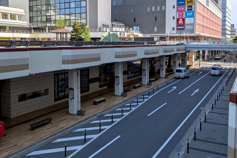 新潟駅前再編が映す交通政策の摩擦, 軌道系不在と代替なきバス依存の構造, 分散型産業とバイパス網が生む非集約, 役割過多と専用路欠如によるBRTの限界, 拠点接続を狙う「にいがた2km」の構想, 車社会と公共空間が補完し合う都市の姿