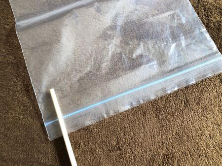 ■使うものは割り箸です, ■チャック付き袋の端に割り箸を3cm程入れます, ■そのまま割り箸を持ってスーッと横にスライドさせるだけです, ■このようにしっかりと閉じることができました, ■ コツ・ポイント