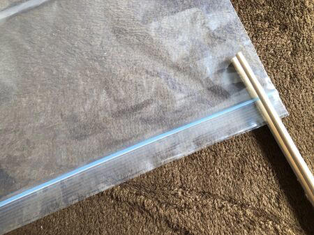 ■使うものは割り箸です, ■チャック付き袋の端に割り箸を3cm程入れます, ■そのまま割り箸を持ってスーッと横にスライドさせるだけです, ■このようにしっかりと閉じることができました, ■ コツ・ポイント