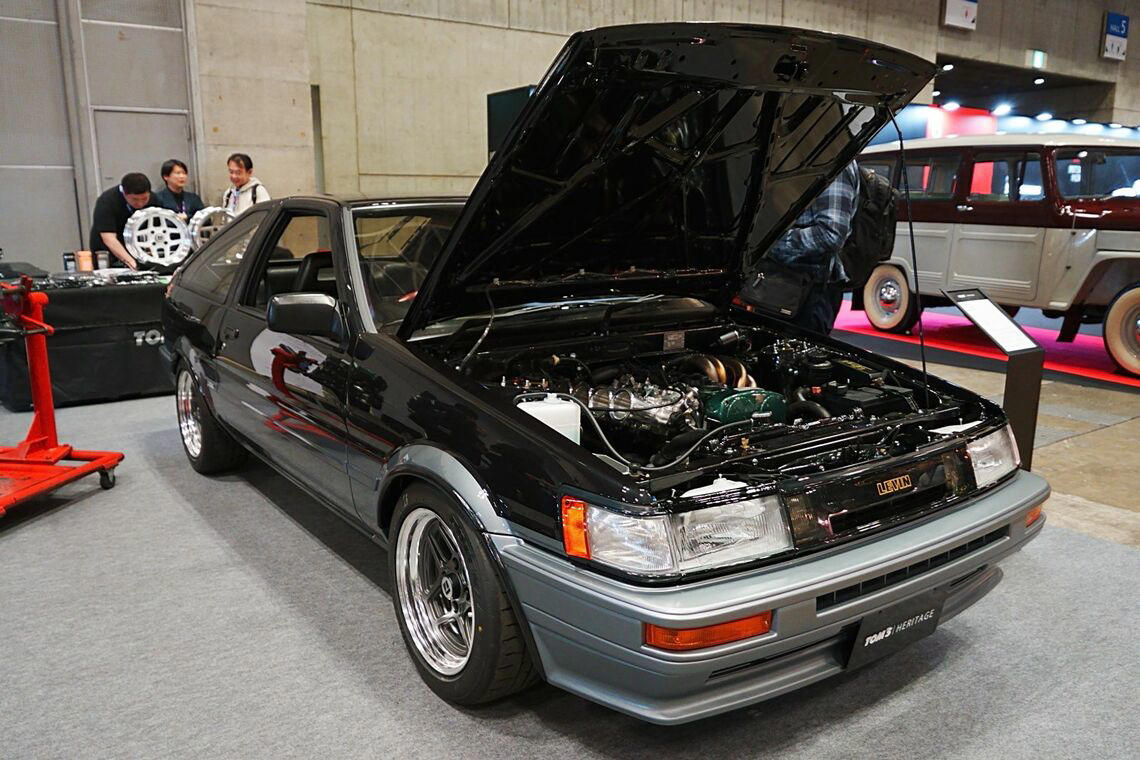 名門トムスが現代に蘇らせたAE86, 名門トムスへの入社、そしてレストアプロジェクトへ, 当時のスタイリングにこだわったディテール, 74年設立の名門トムスについて, 旧車に魅力を感じる若者の心理