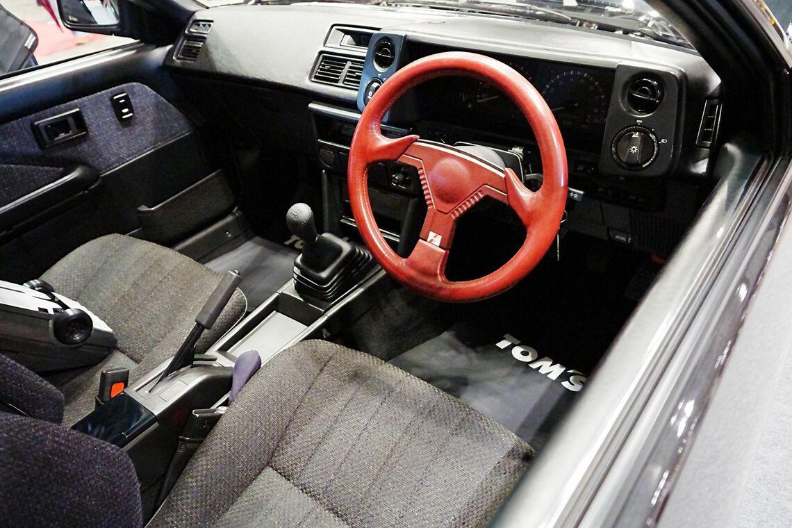 名門トムスが現代に蘇らせたAE86, 名門トムスへの入社、そしてレストアプロジェクトへ, 当時のスタイリングにこだわったディテール, 74年設立の名門トムスについて, 旧車に魅力を感じる若者の心理