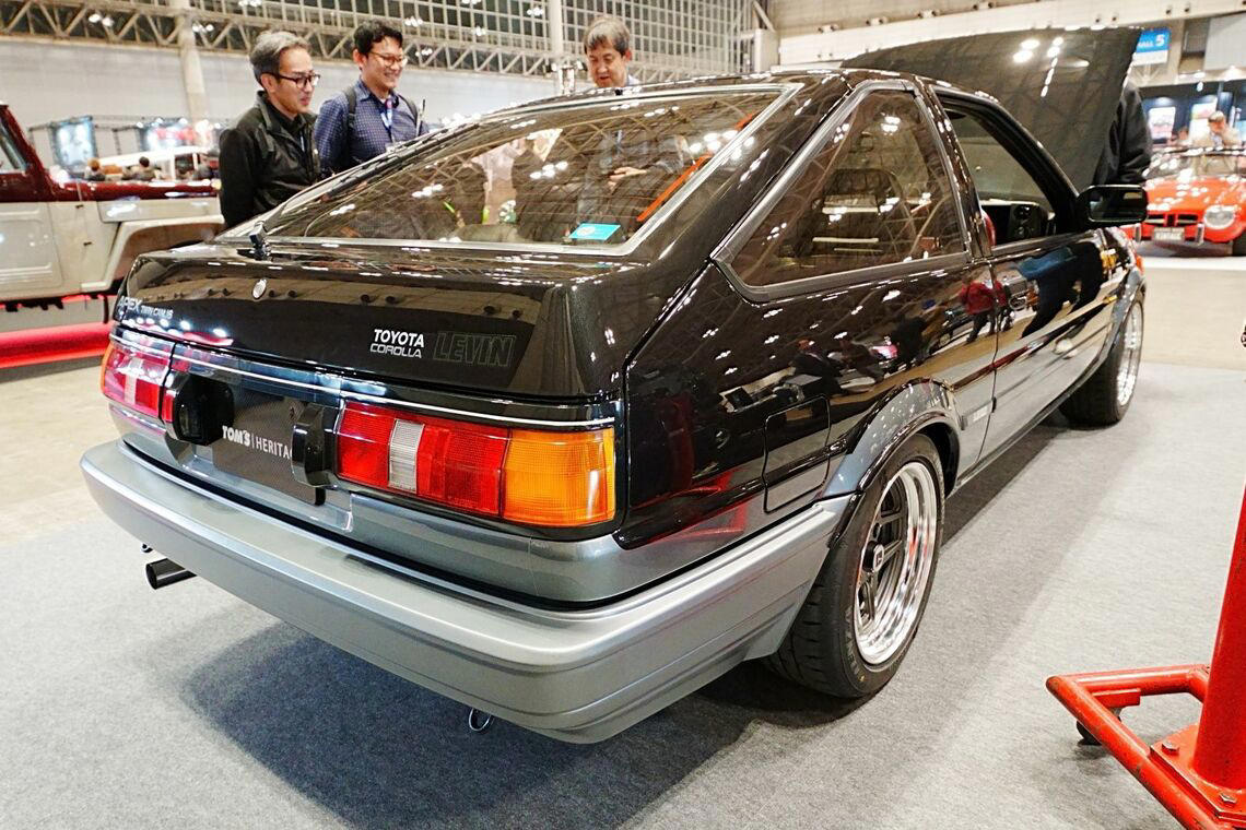 名門トムスが現代に蘇らせたAE86, 名門トムスへの入社、そしてレストアプロジェクトへ, 当時のスタイリングにこだわったディテール, 74年設立の名門トムスについて, 旧車に魅力を感じる若者の心理
