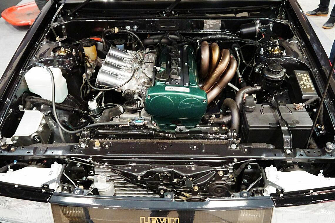 名門トムスが現代に蘇らせたAE86, 名門トムスへの入社、そしてレストアプロジェクトへ, 当時のスタイリングにこだわったディテール, 74年設立の名門トムスについて, 旧車に魅力を感じる若者の心理